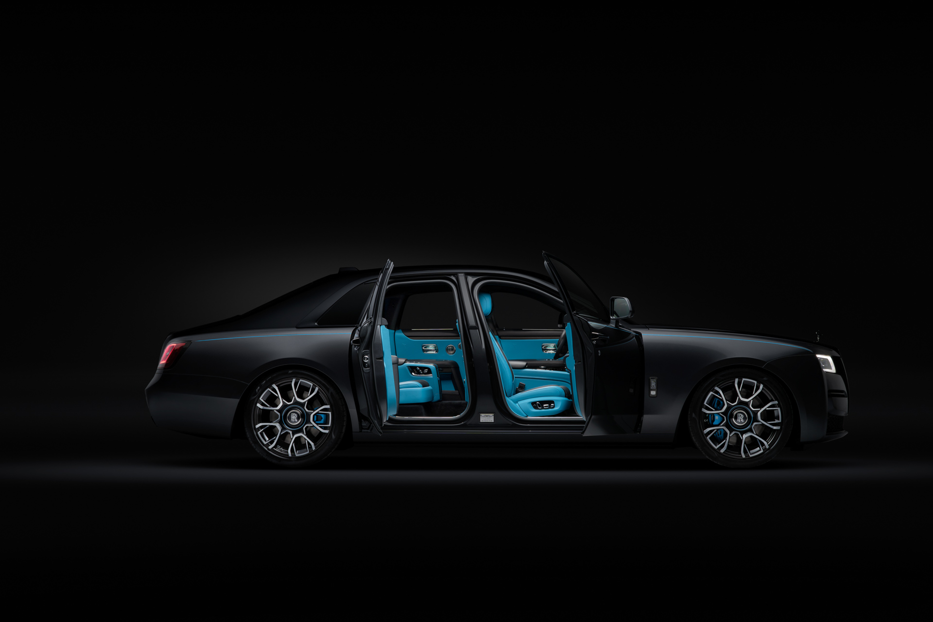 "Чорна мітка" на Хеллоуїн: показано найпотужніший Rolls-Royce Ghost Black Badge