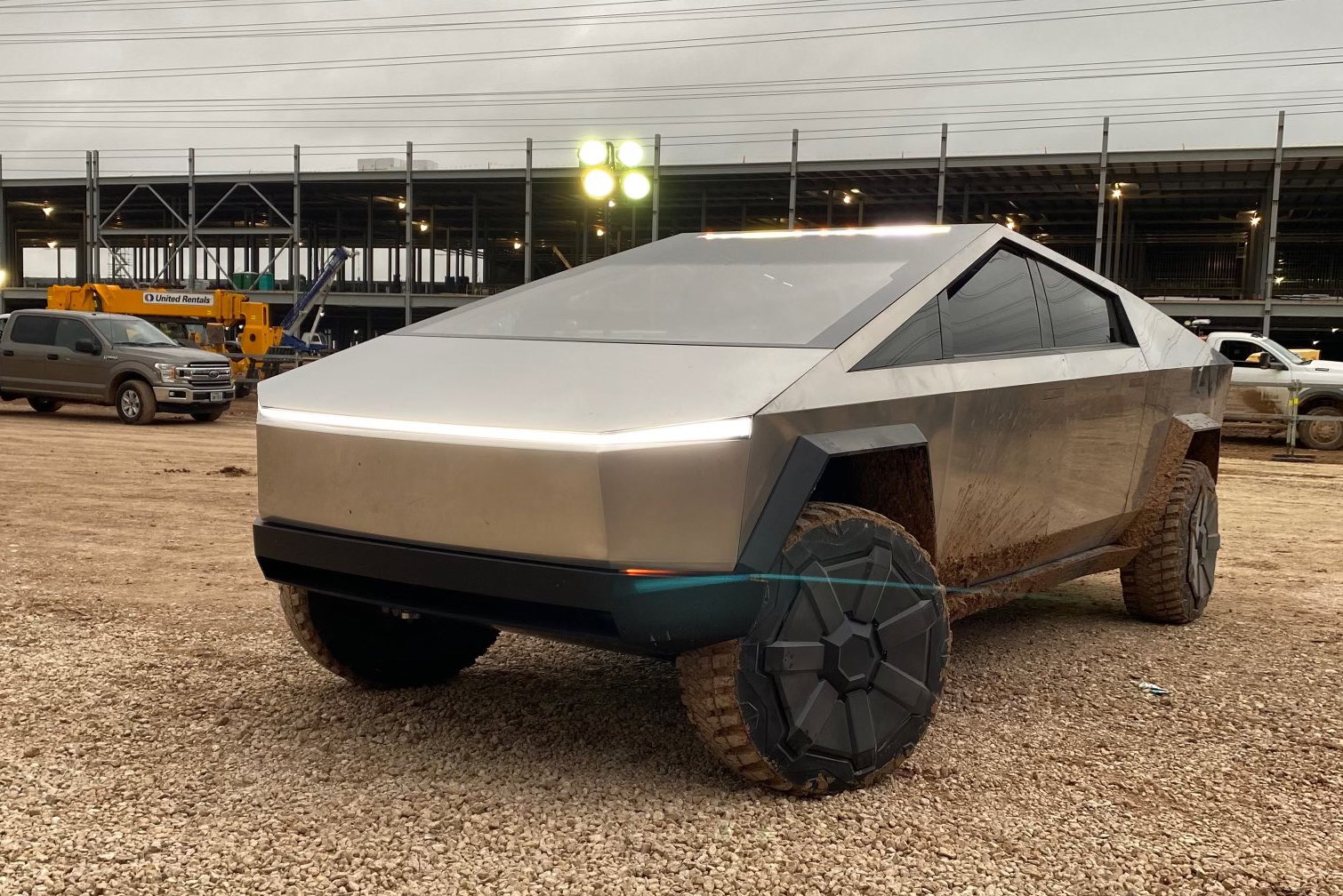 Без дверних ручок: прототип Tesla Cybertruck з новим дизайном помітили на дорогах