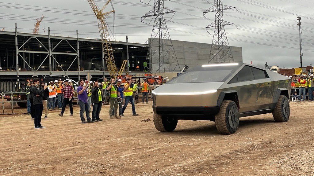 Без дверних ручок: прототип Tesla Cybertruck з новим дизайном помітили на дорогах