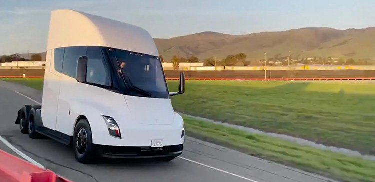 Пока мелкими партиями: началось серийное производство электрогрузовика Tesla Semi