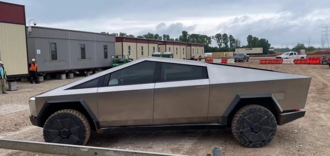 Чиста сталь: Ілон Маск вирішив, що пікап Tesla Cybertruck випускатиметься без фарбування
