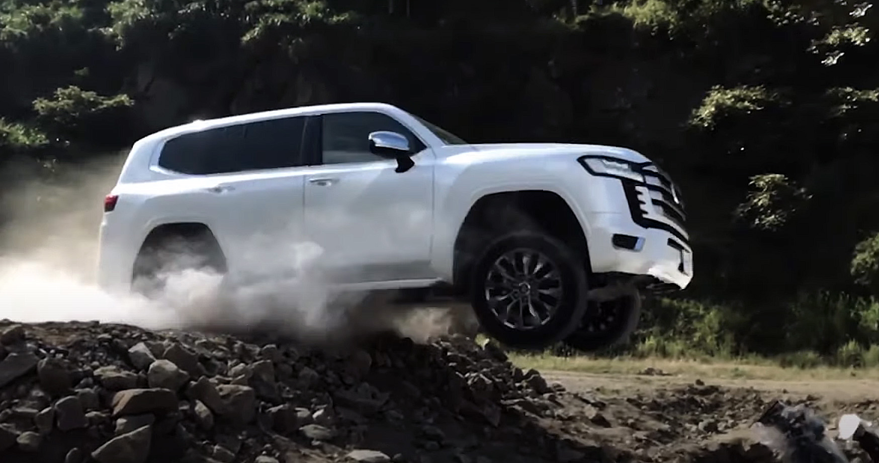 Новейший Toyota Land Cruiser 300 испытали на настоящем бездорожье