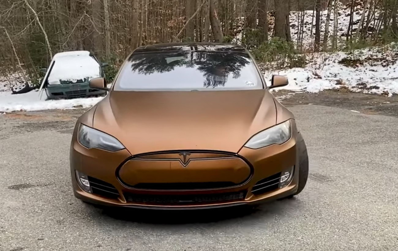 Впервые в мире с мотором V8: электрокару Tesla Model S пересадили ДВС от Chevrolet Camaro