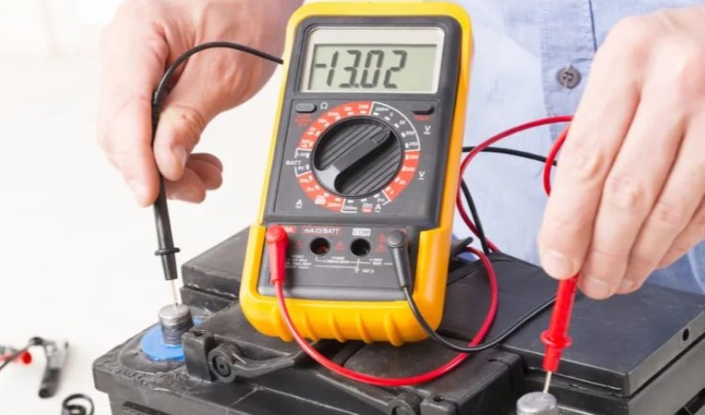 Как проверить аккумулятор обычным тестером: этот лайфхак спасет зимой