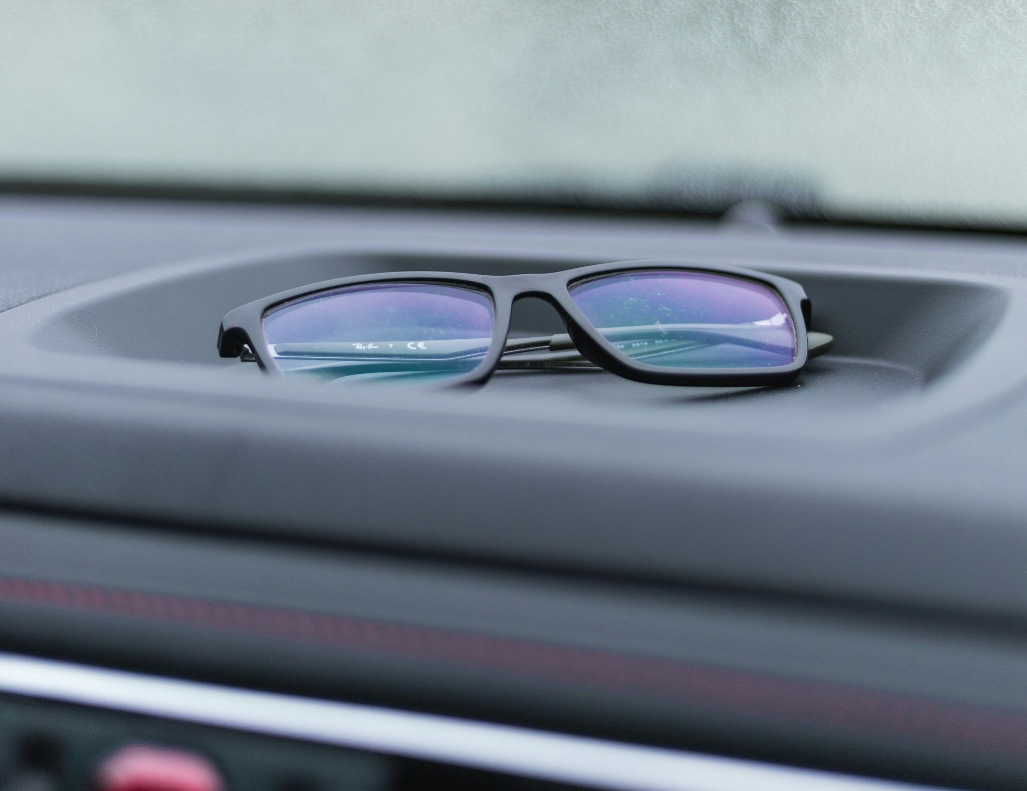 5 предметов, которые никогда нельзя оставлять в машине летом: может случиться беда!