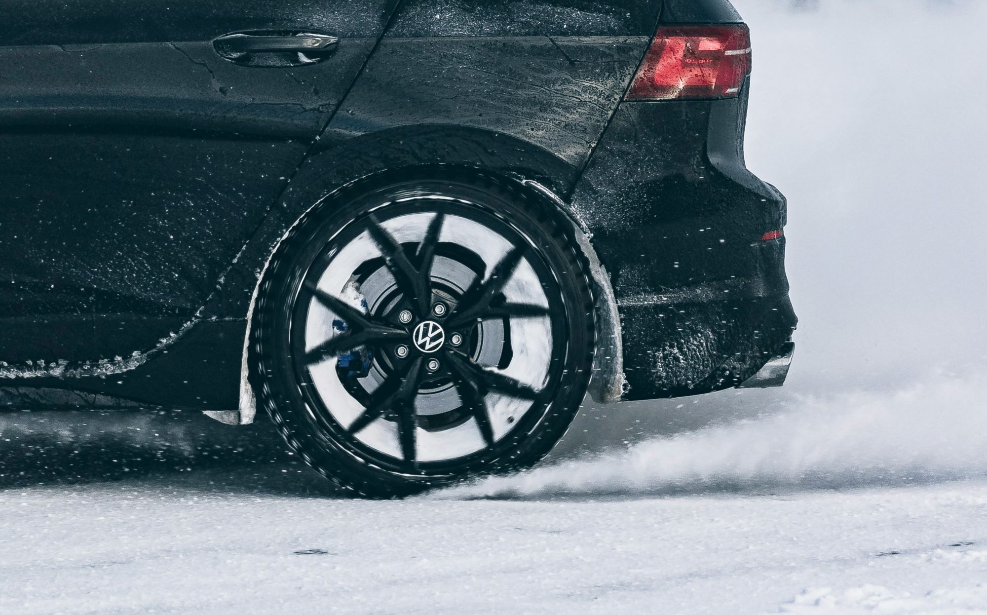 Езда по снегу на АКП: как правильно трогаться, буксовать и где найти секретный режим