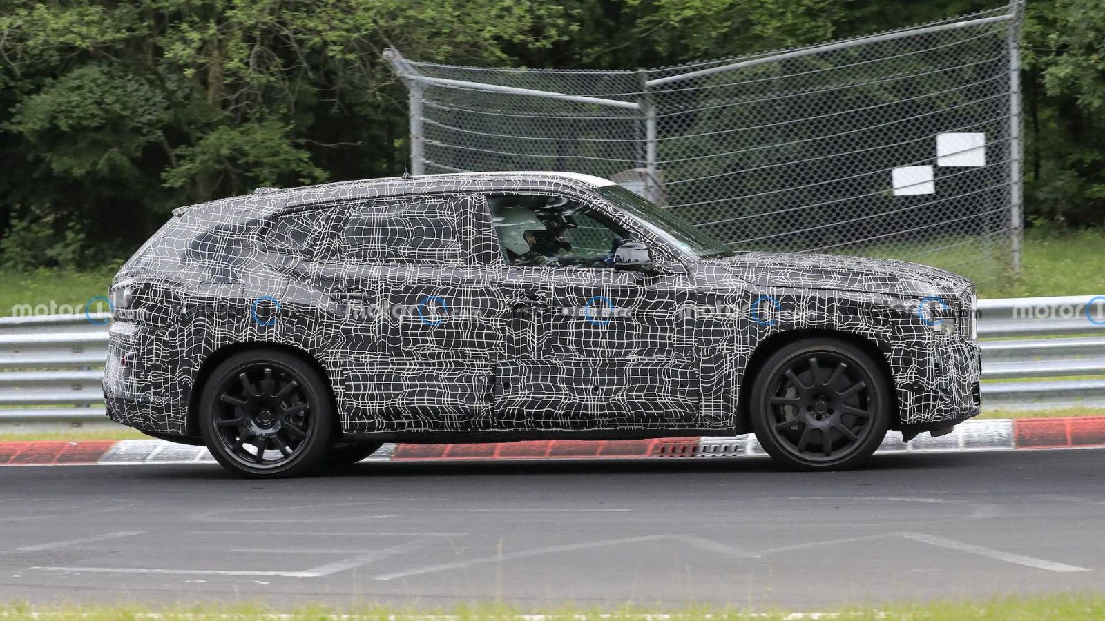 BMW готує найпотужніший кросовер в своїй історії: стала відома дата прем'єри