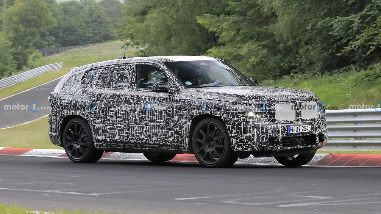 BMW готує найпотужніший кросовер в своїй історії: стала відома дата прем'єри