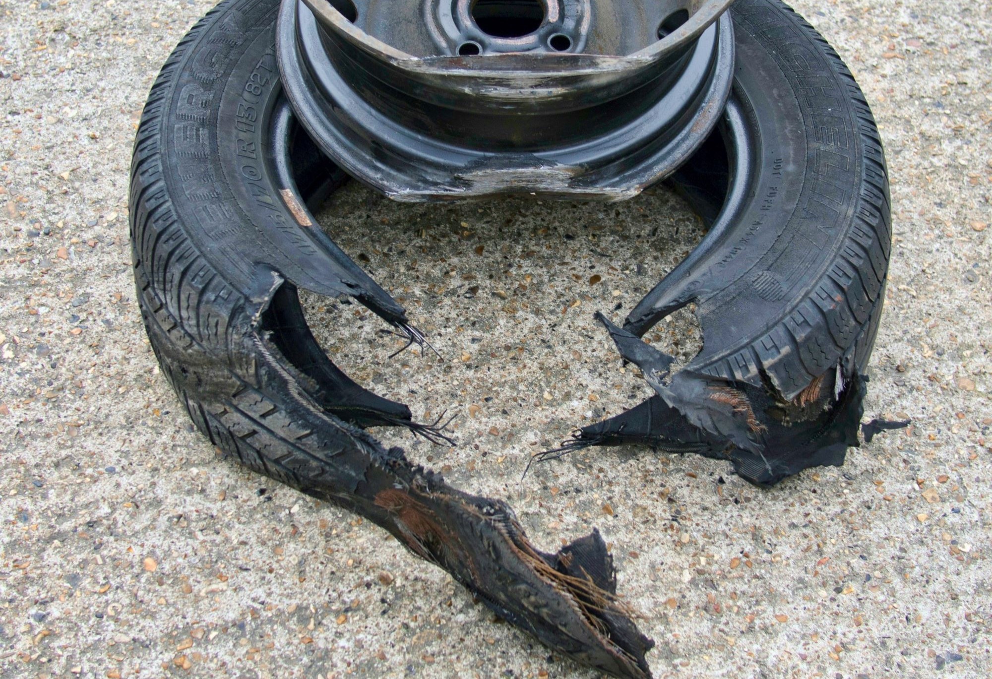 Яма на дорозі: як не "вскочити" в ДТП та хто оплатить ремонт машини