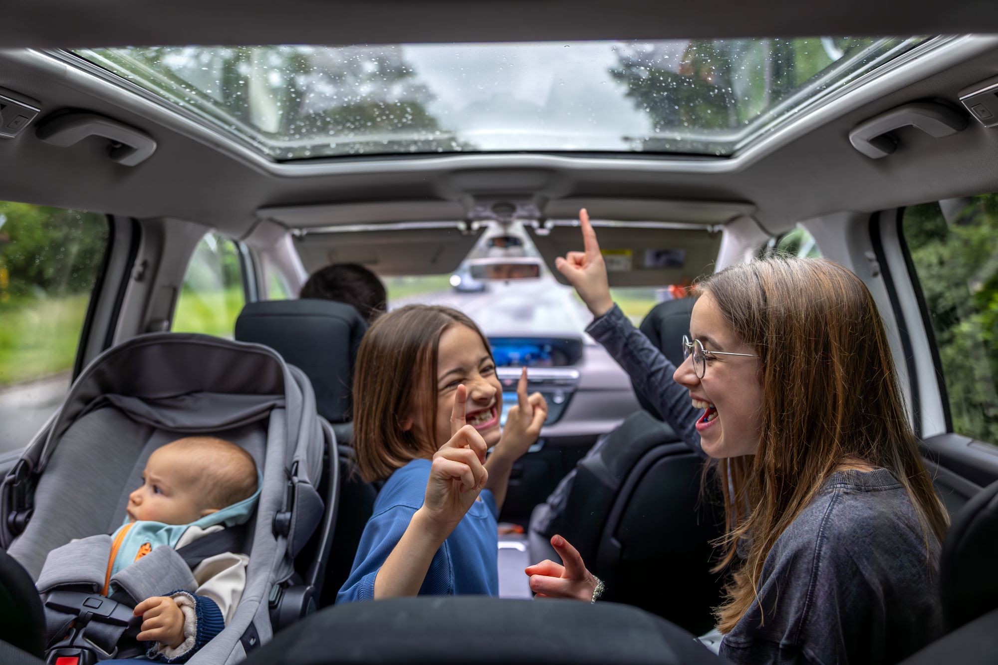 Если дорога длинная: 10 способов интересно провести время в авто