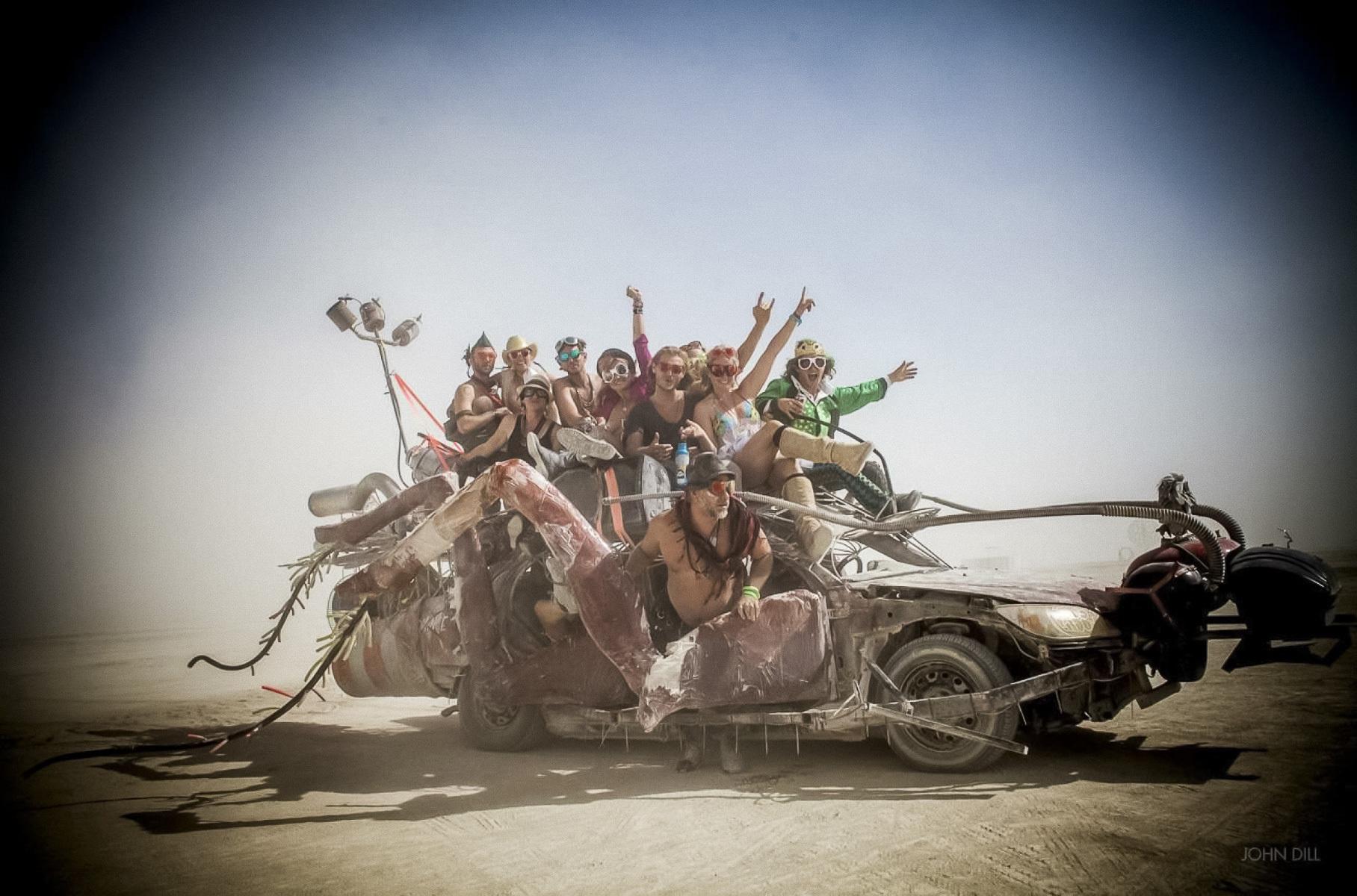 Монструозные автомобили для фестиваля Burning Man выставили на продажу