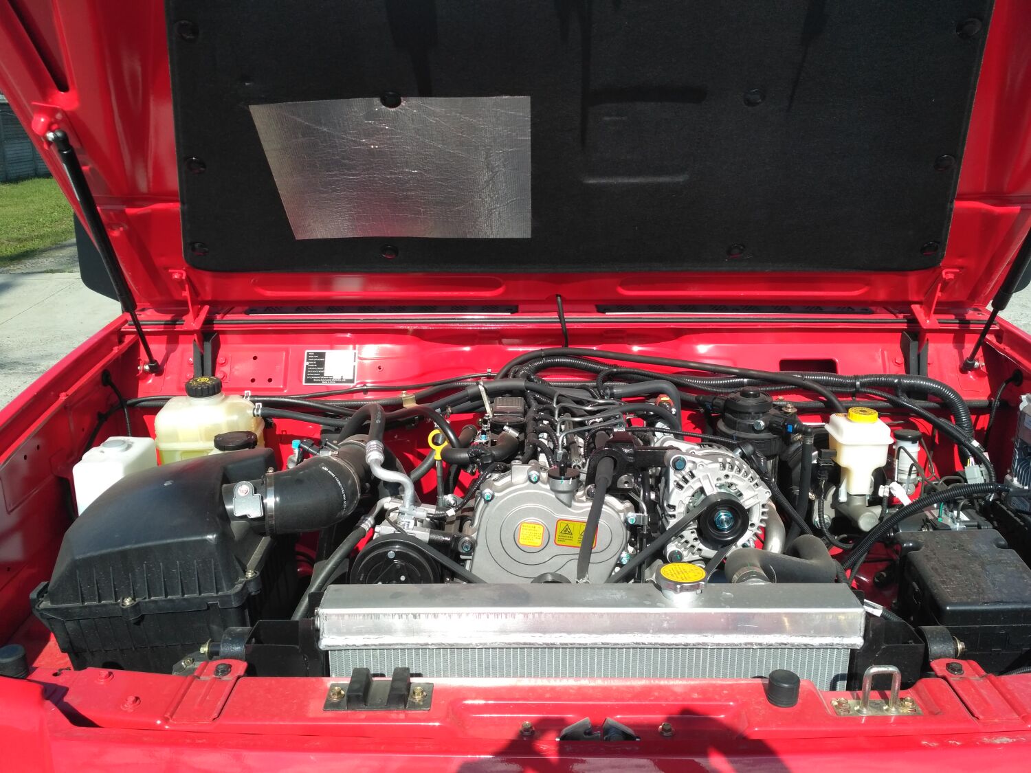 В Украине начались продажи нового китайского пикапа: импортер готов доставлять машину почтой