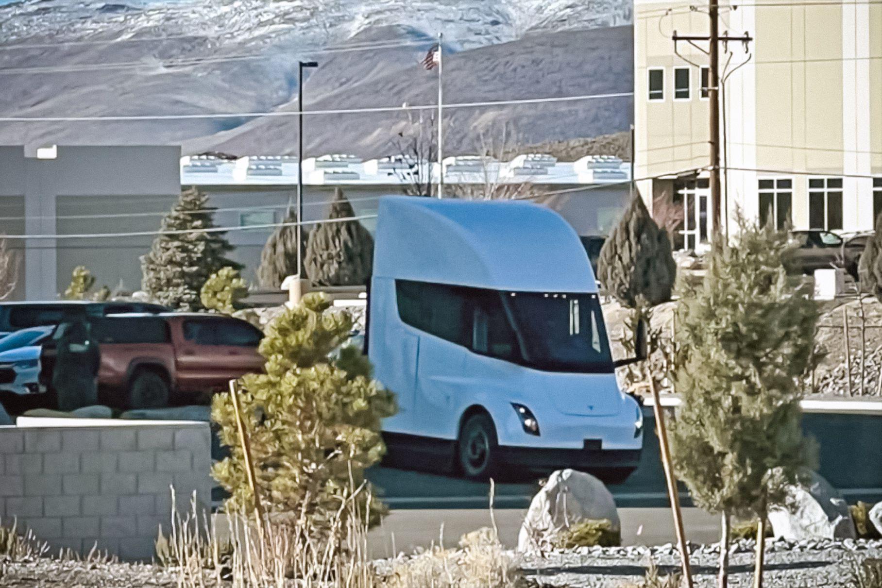 Пока мелкими партиями: началось серийное производство электрогрузовика Tesla Semi