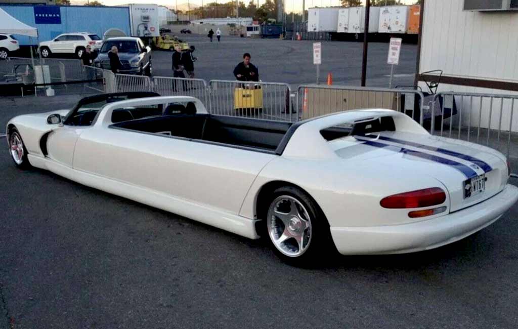 Єдиний у світі лімузин на базі класичного Dodge Viper виставили на продаж