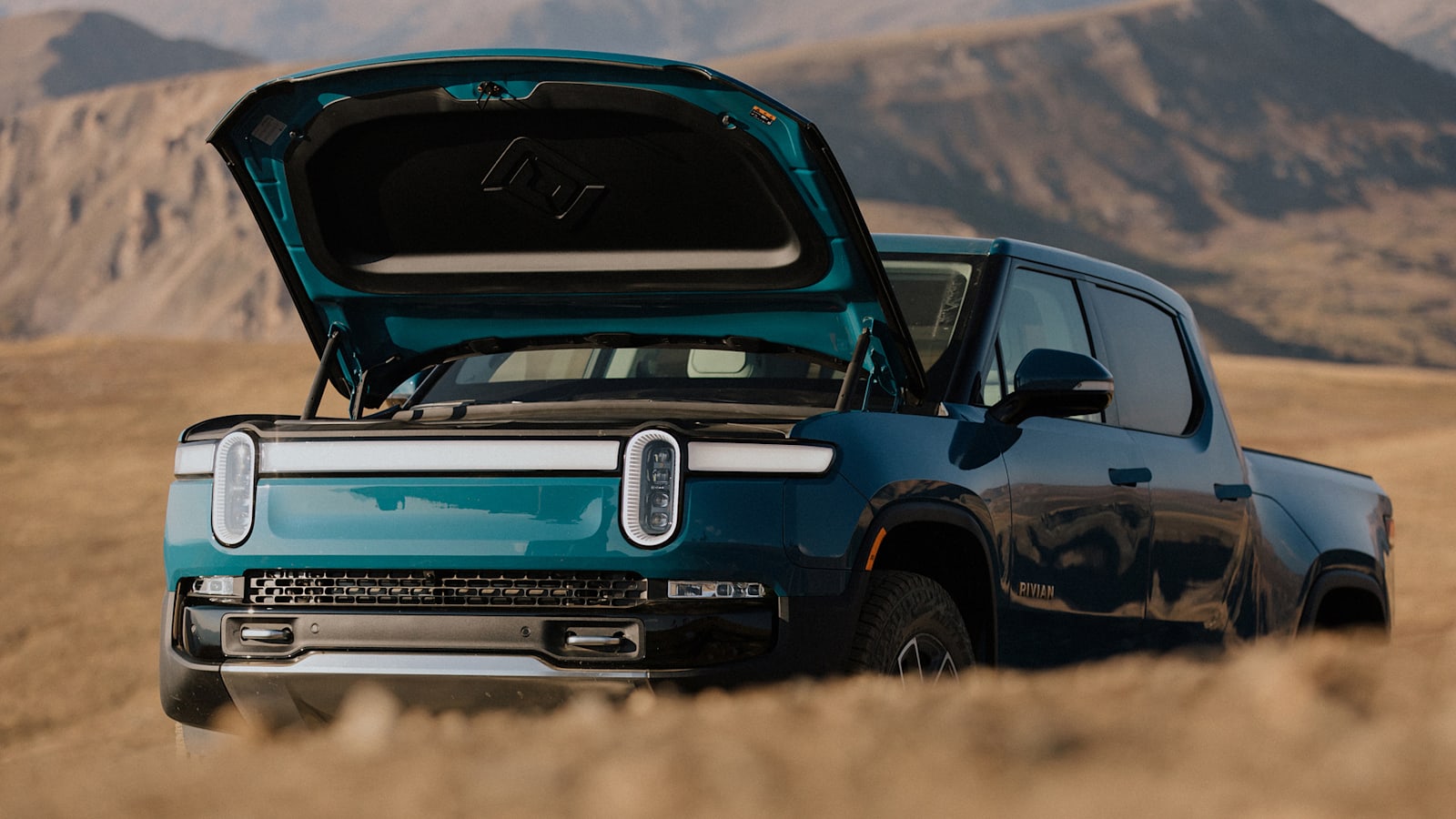 Багажник спереду і &quot;дірка&quot; в борту: 9 крутих фішок електричного пікапа Rivian R1T