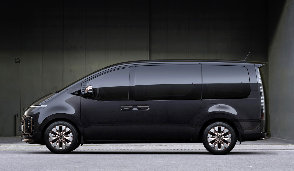 Футуристический минивэн Hyundai Staria стартует в Украине: объявлены цены и комплектации