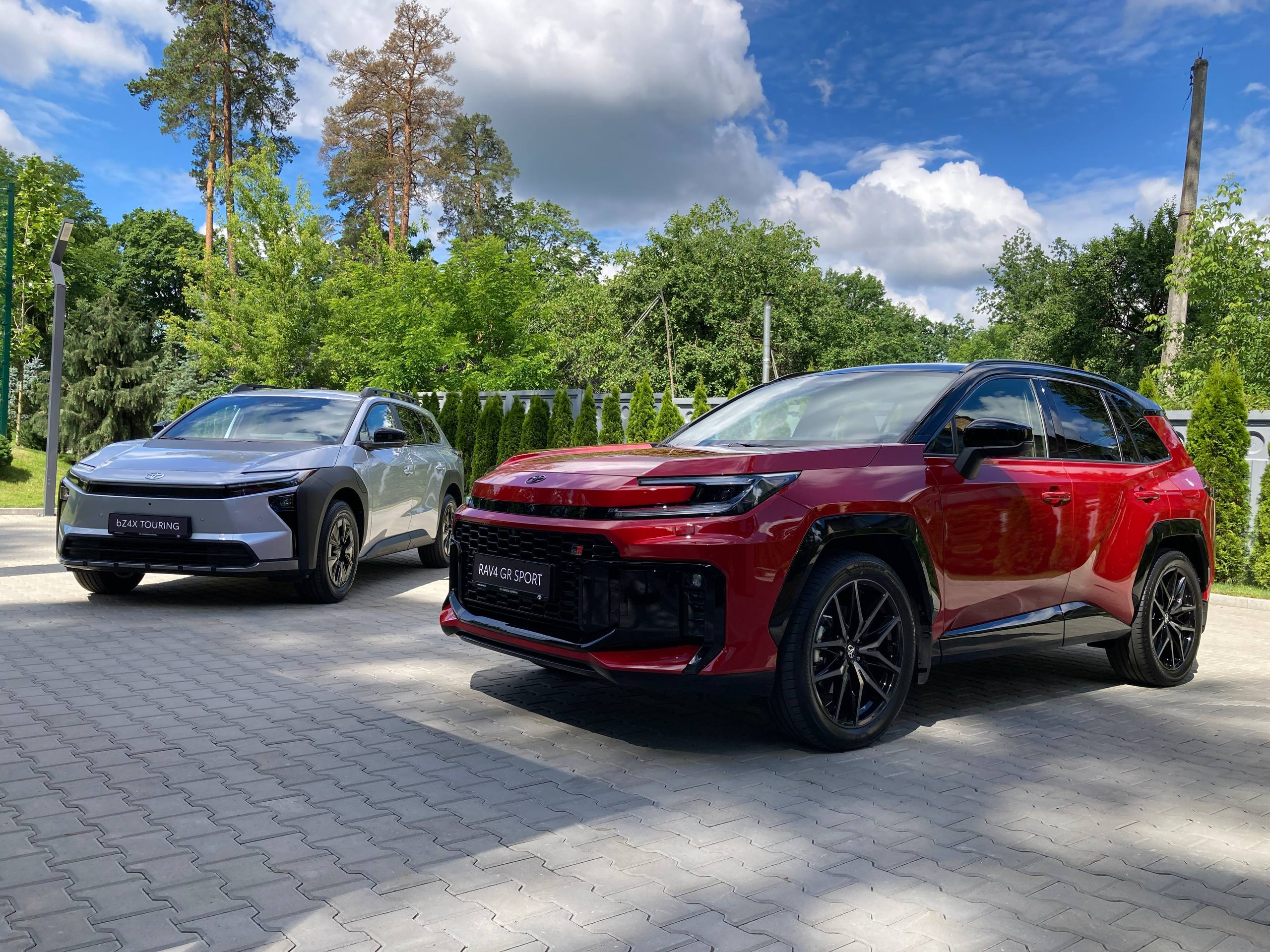 Toyota в Україні презентувала новий RAV4 та одразу три електромобілі