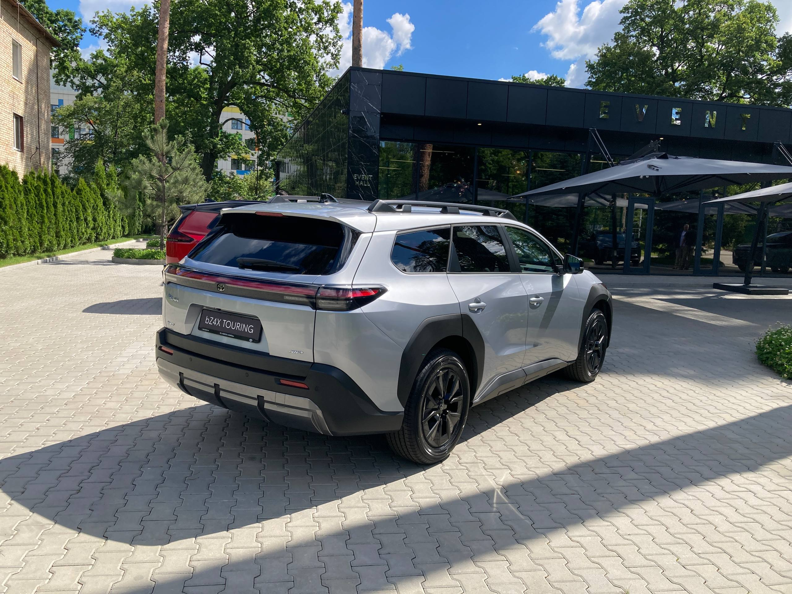 Toyota в Україні презентувала новий RAV4 та одразу три електромобілі