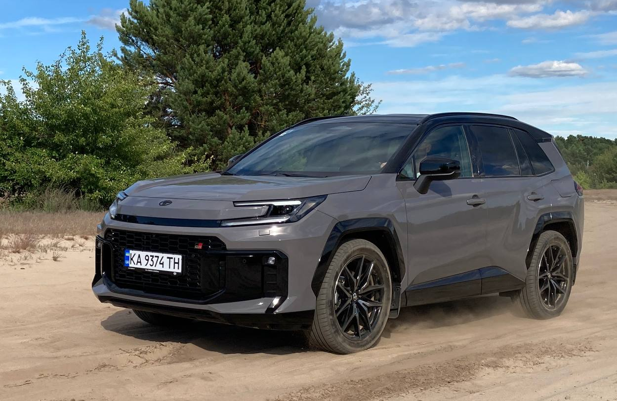 Toyota в Україні презентувала новий RAV4 та одразу три електромобілі