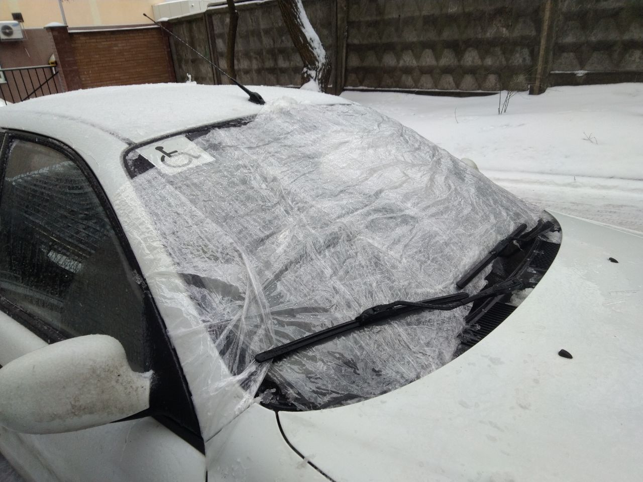 Лід розтане сам: швидкий спосіб очистити лобове скло від водіїв зі стажем