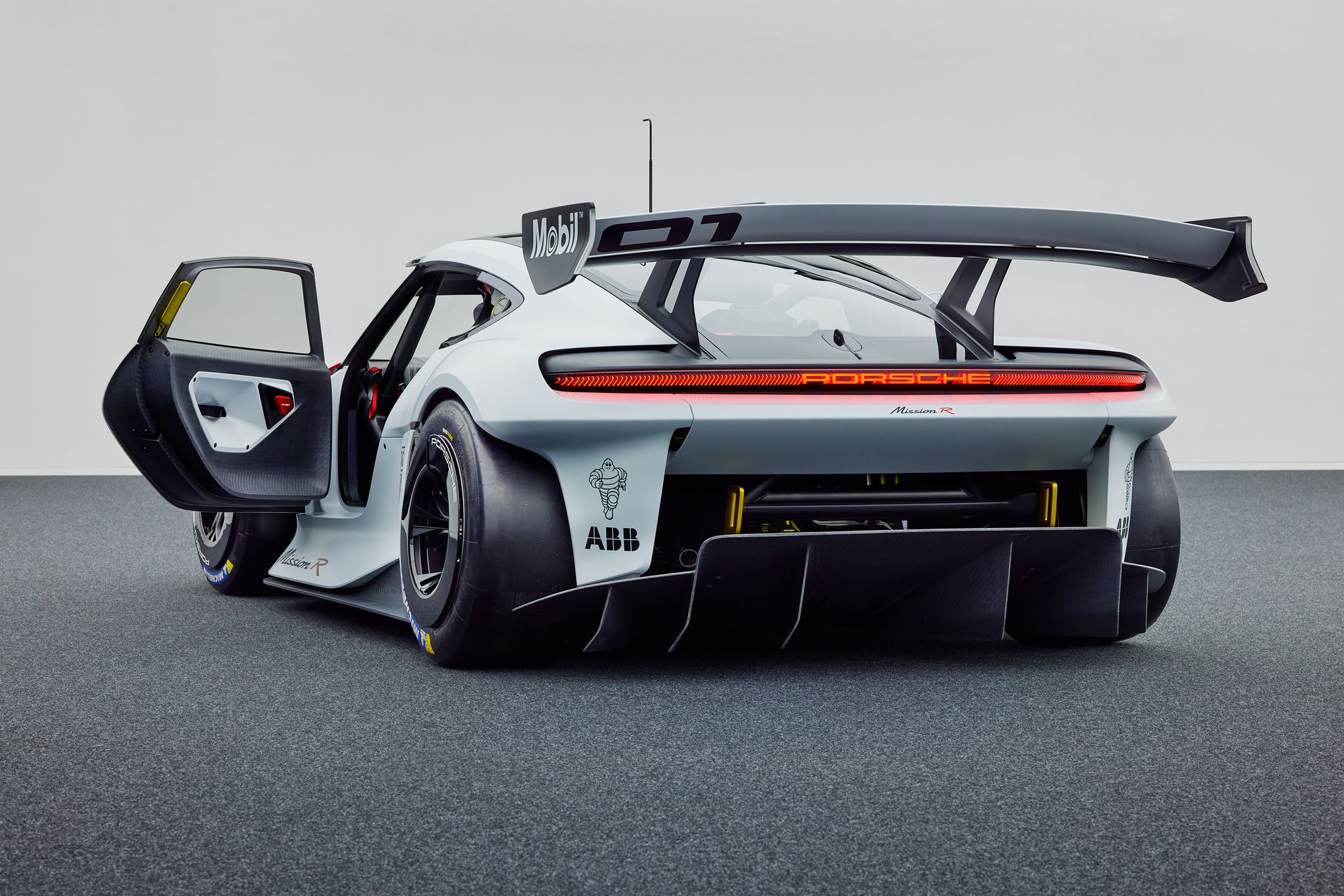 Porsche представила 1088-сильный гоночный электромобиль Mission R