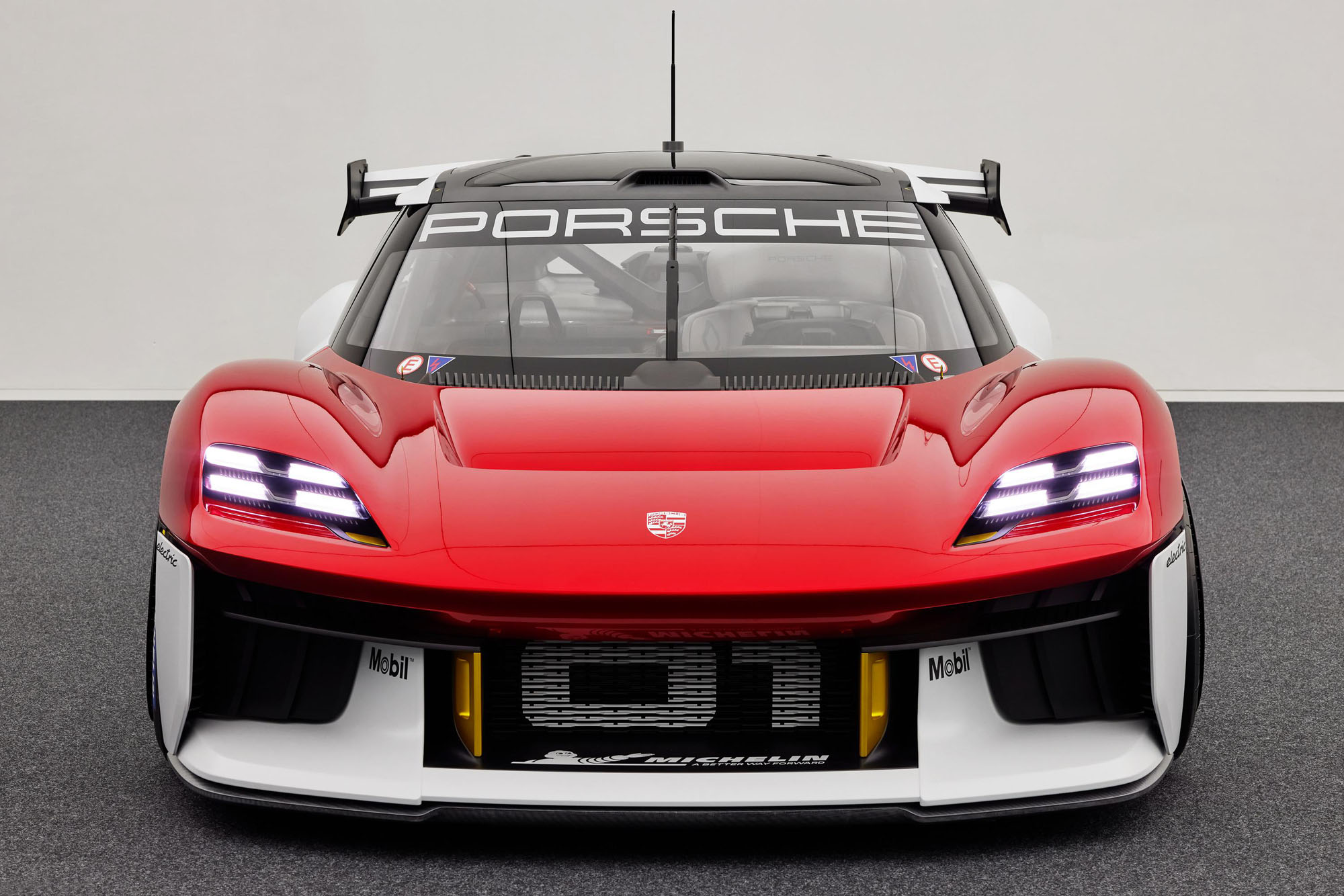 Porsche представила 1088-сильный гоночный электромобиль Mission R