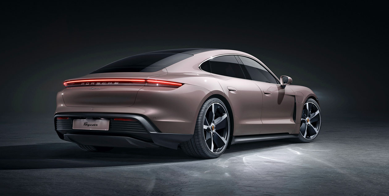 Электрический Porsche Taycan обогнал по продажам легендарный спорткар 911