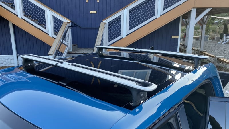 Багажник спереду і &quot;дірка&quot; в борту: 9 крутих фішок електричного пікапа Rivian R1T