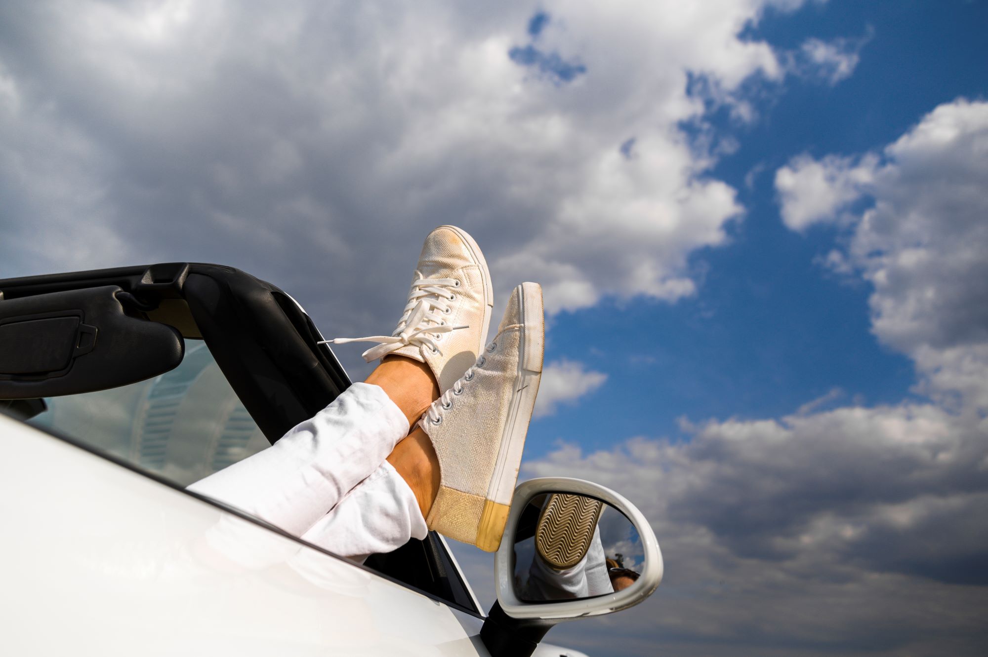 Чому не можна їздити босим: яке взуття потрібне водієві